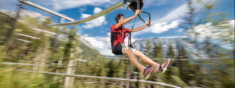 Im Flying Coaster sitzen die Wagemutigen in einem Sicherheitsgurt und sausen durch die Luft.
