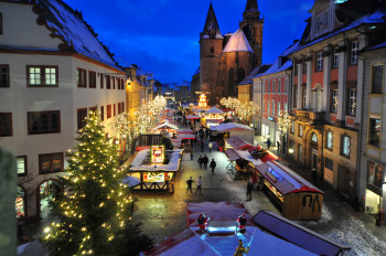 Über 40 Marktbuden schaffen auf dem Martin-Luther-Platz und dem Montegelas-Platz eine unversechelbare Weihnachtsmarkt-Atmosphäre.