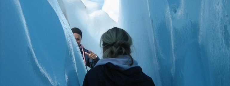 Besucher in einer Gletscherspalte
