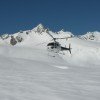 Auf dem Gletscher landender Helikopter