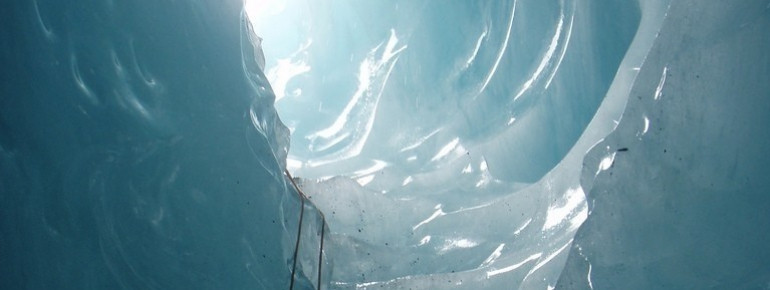 Tunnel im blauen Gletschereis