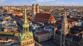Die Frauenkirche mit ihren beiden Türmen ist eines der Wahrzeichen der Stadt München.