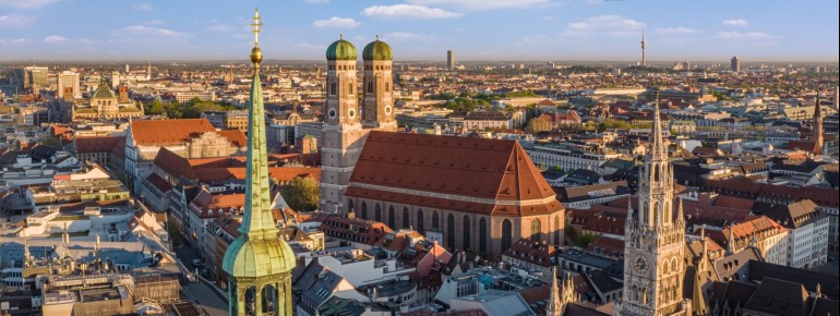 Die Frauenkirche mit ihren beiden Türmen ist eines der Wahrzeichen der Stadt München.