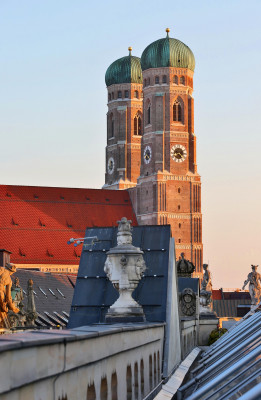 Die Frauenkirche ist ein imposanter Backstein-Bau im Zentrum der Stadt München.
