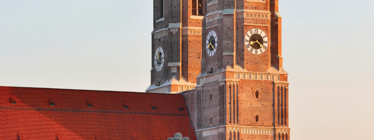 Die Frauenkirche ist ein imposanter Backstein-Bau im Zentrum der Stadt München.