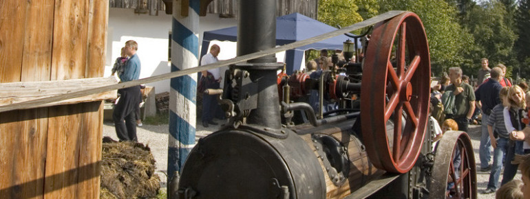 Im Freilichtmuseum sind historische Großgeräte ausgestellt.