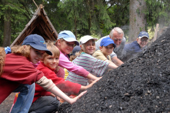 Bei der Köhlerwoche im August wird auf dem Kohlplatz ein Kohlenmeiler aufgeschichtet und abgebrannt.