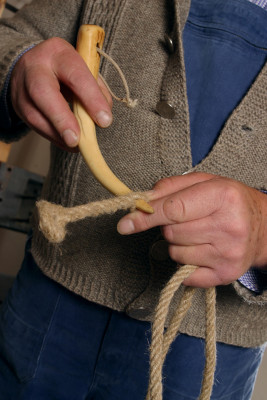 In den historischen Werkst&auml;tten wird das traditionelle Handwerk wie hier die Arbeit des Seilers vorgeführt.