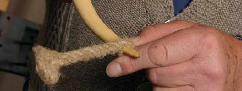 In den historischen Werkstätten wird das traditionelle Handwerk wie hier die Arbeit des Seilers vorgeführt.