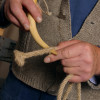 In den historischen Werkst&auml;tten wird das traditionelle Handwerk wie hier die Arbeit des Seilers vorgeführt.