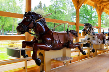 Der Ponyhof in der Themenwelt Tukis ist eine von mehr als 100 Attraktionen im Freizeitpark.