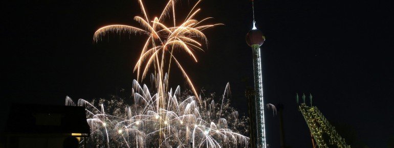 In der jährlich stattfindenden Sommernacht wird eine große Feuershow geboten.