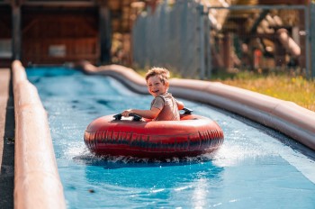 Abkühlung an warmen Tagen: Wasserspielplatz und Wasser-Reifenrutsche sorgen für Erfrischung.