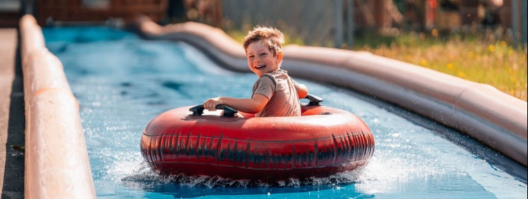 Abkühlung an warmen Tagen: Wasserspielplatz und Wasser-Reifenrutsche sorgen für Erfrischung.
