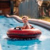 Abkühlung an warmen Tagen: Wasserspielplatz und Wasser-Reifenrutsche sorgen für Erfrischung.