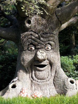 Im Märchenpark Isartal erlebt ihr auf einem Wald-Rundweg mehr als 20 Märchen mit über 260 Figuren.