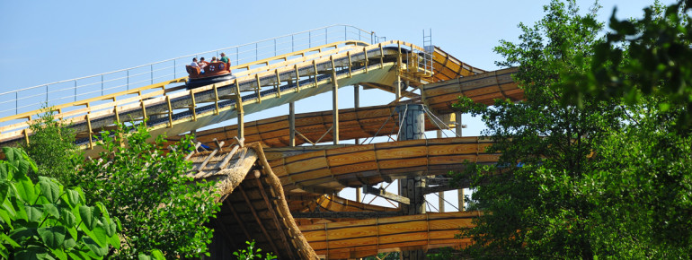 Ein erfrischendes Erlebnis wird dir beim Wasserrafting auf dem Fluch des Teutates garantiert.