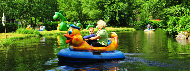 Auf den Funny Boats kannst du einmal selber das Ruder in die Hand nehmen.