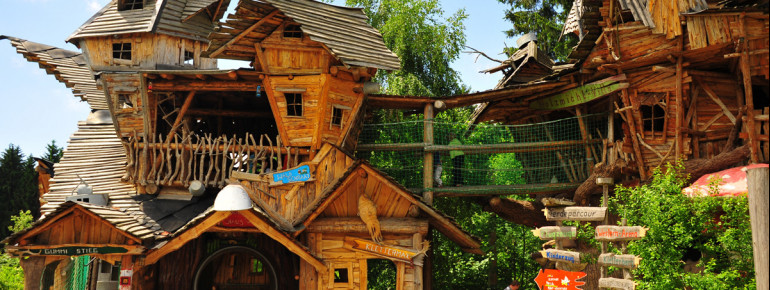 Im Crazy House kannst du verrückte Kletterabenteuer erleben.