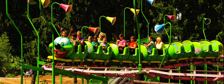 Die Kinderachterbahn Raupe bietet Fahrspaß für die kleinsten Besucher des Freizeitparks.