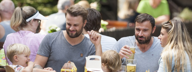 Zur Einkehr lädt das Parkrestaurant „Tischlein Deck Dich“.