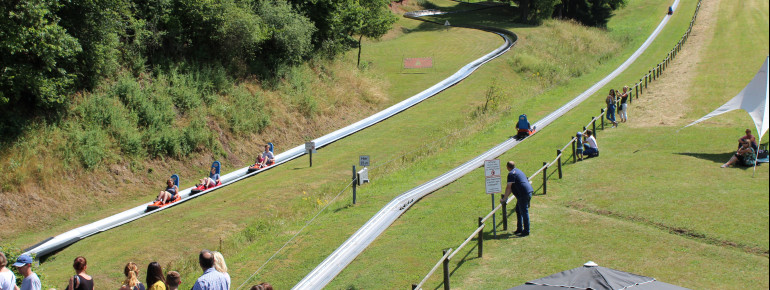 Stolze 1000 Meter lang ist die Abfahrt mit der Sommerrodelbahn.