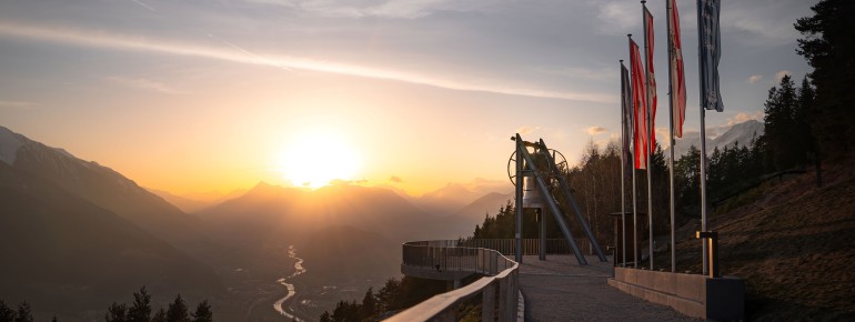Friedensglocke bei Sonnenuntergang