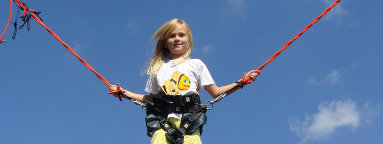 Auf dem Abenteuerspielplatz gibt es ein Bungee-Tramolin.
