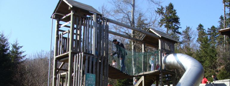 Für die kleinen Besucher gibt es auf dem Abenteuerspielplatz eine Kletterburg mit Rutsche.