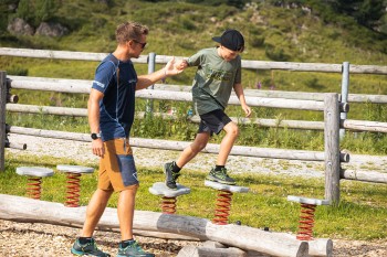 Im Motorik-Parcours der FunSportStation Penken ist Geschick gefragt.