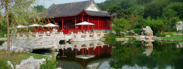 Das Zentrum des Chinesischen Gartens bildet ein 4.500 Quadratmeter großer See, der in eine reich bepflanzte Hügellandschaft eingebettet ist.