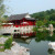 Das Zentrum des Chinesischen Gartens bildet ein 4.500 Quadratmeter großer See, der in eine reich bepflanzte Hügellandschaft eingebettet ist.