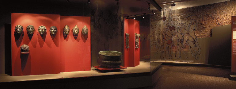 Blick in den Raum mit dem Römerschatz im Straubinger Gäubodenmuseum.