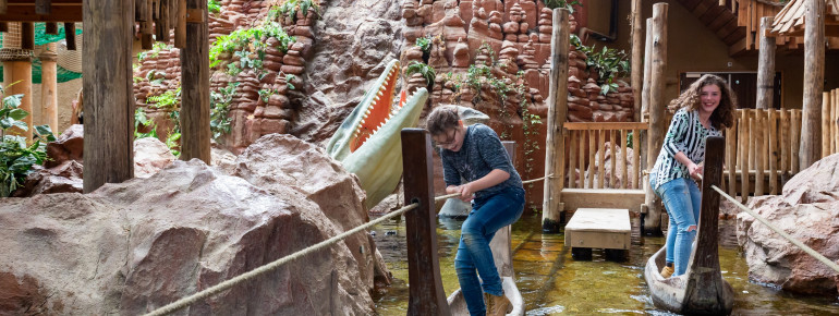 Kinder können sich in Europas größtem Indoor-Dino-Spielpark austoben.