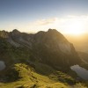 Der obere (links) und der untere Gaisalpsee (rechts) liegen eingebettet in die Bergkulisse unterhalb des Rubihorns.