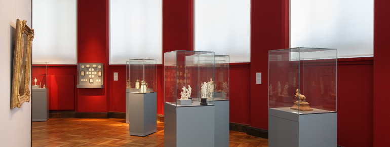 In einem Kabinett im Obergeschoss werden barocke Kunstwerke aus Elfenbein gezeigt.