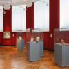In einem Kabinett im Obergeschoss werden barocke Kunstwerke aus Elfenbein gezeigt.