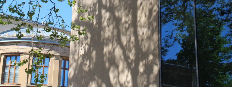 Eine gläserne Brücke verbindet den Altbau mit dem Neubau.