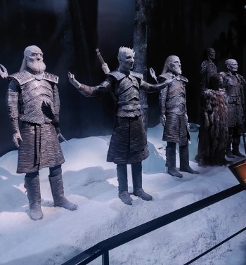 Die Figuren tragen die originalen Kostüme der Schauspieler.