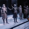 Die Figuren tragen die originalen Kostüme der Schauspieler.