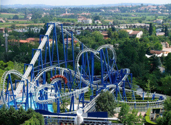 Die Blue Tornado Achterbahn verspricht Adrenalin pur