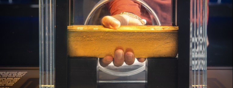 Im Geldmuseum der Deutschen Bundesbank in Frankfurt am Main hat man die Möglichkeit einen echten Goldbarren anzufassen.