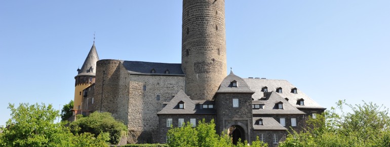 Die spätgotische Burg wurde im Jahre 1280 erbaut.