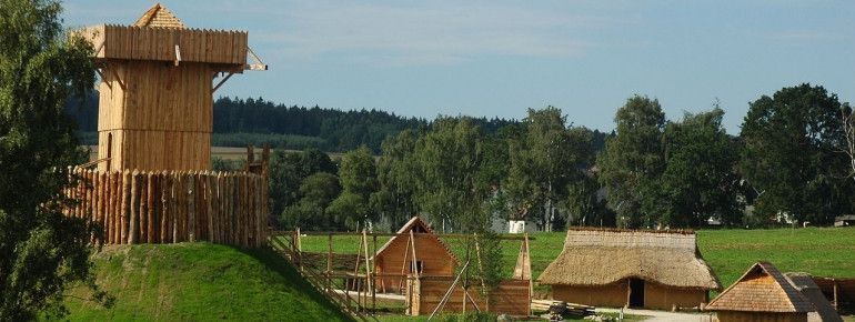 Das slawische Dorf aus dem Frühmittelalter. Links der Wachturm aus dem 11. Jahrhundert.