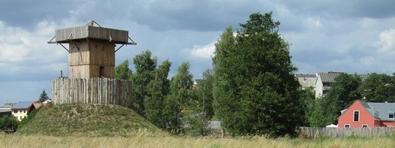 Der hölzerne Wachturm aus dem 11. Jahrhundert. Im Vordergrund fließt die Waldnaab.