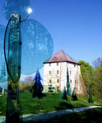 Einzigartige Lichteffekte kannst auf den bunten, kegelförmigen Baumkronen, kreisrunden Ästen, spitzen, zackigen Zweigen oder spiralenartig gewundenen Stämmen bestaunen.