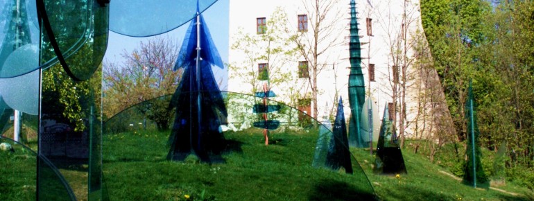 Einzigartige Lichteffekte kannst auf den bunten, kegelförmigen Baumkronen, kreisrunden Ästen, spitzen, zackigen Zweigen oder spiralenartig gewundenen Stämmen bestaunen.