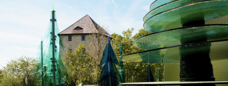 In Weißenstein wachsen neben dem Burgkasten der Burgruine die gläsernen Bäume.