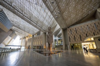 Der Obelisk von König Ramses begrüßt die Besucher in der Eingangshalle des GEM.