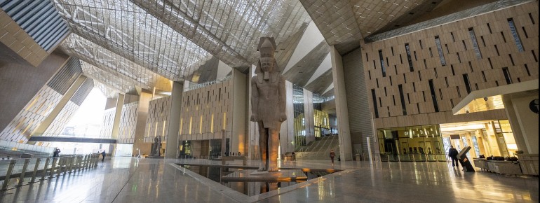 Der Obelisk von König Ramses begrüßt die Besucher in der Eingangshalle des GEM.